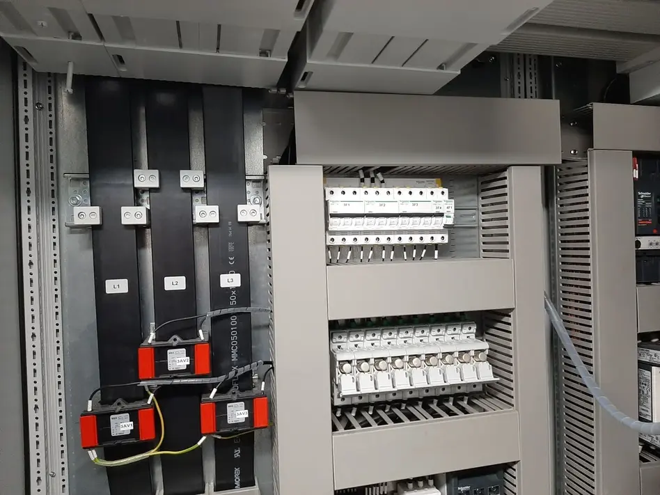 Motor control distribution cabinet with copper busbar system
